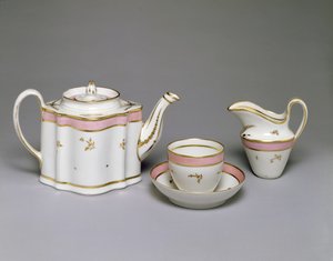 तामचीनी और गिल्ट की सजावट के साथ नया हॉल चायदानी, जग, कप और तश्तरी, c.1790-1800 (कठोर दलिया)